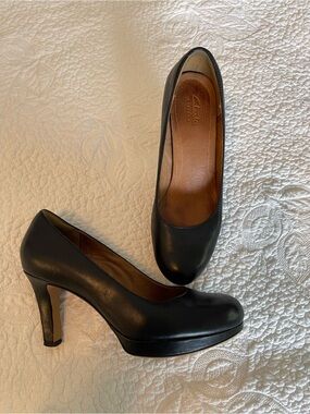 Clarks Black Leather Round-Toe Platform Pumps